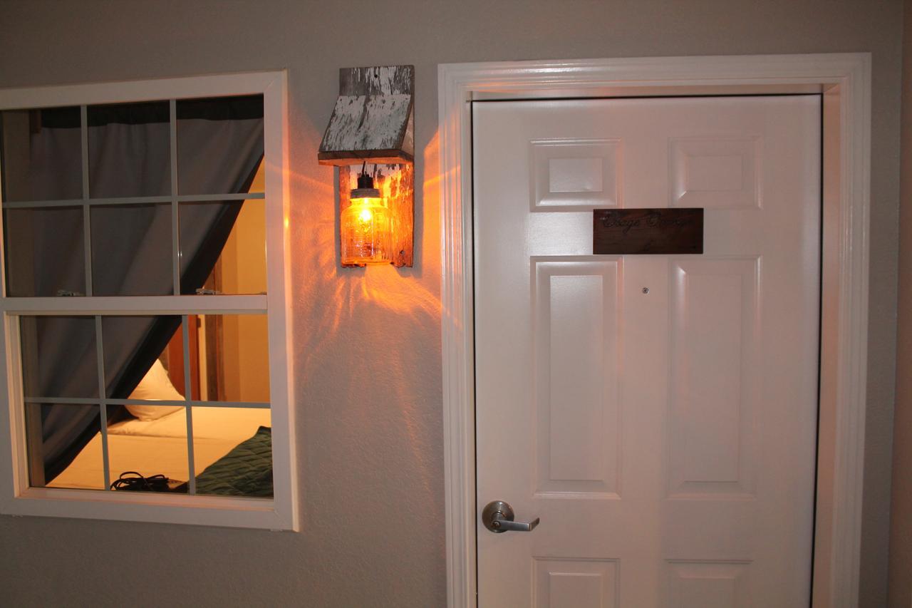 The Barnwood Inn Humansville Exterior photo